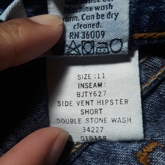 Calvin Klein Side vent Hipster jean short no offer - Picture 7 of 16